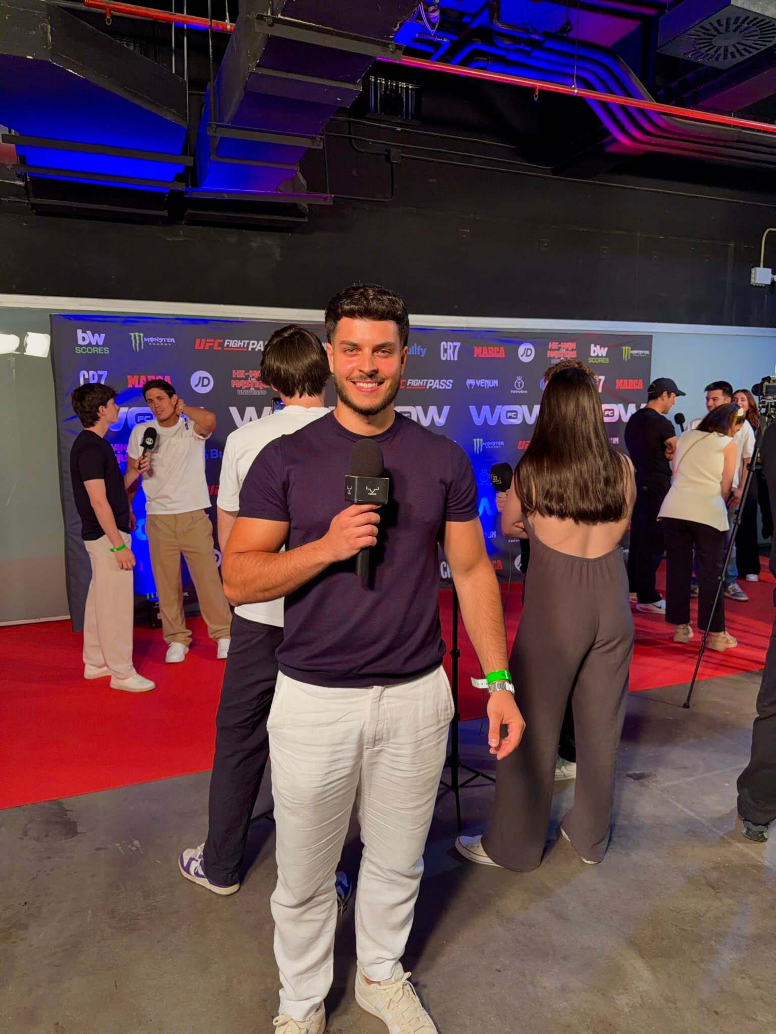Mario, periodista y creador de contenido en Elche, en un evento con micrófono